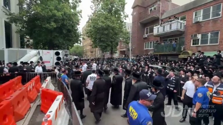 Thousands at the Levaya of the Kosover Rebbe zt”l