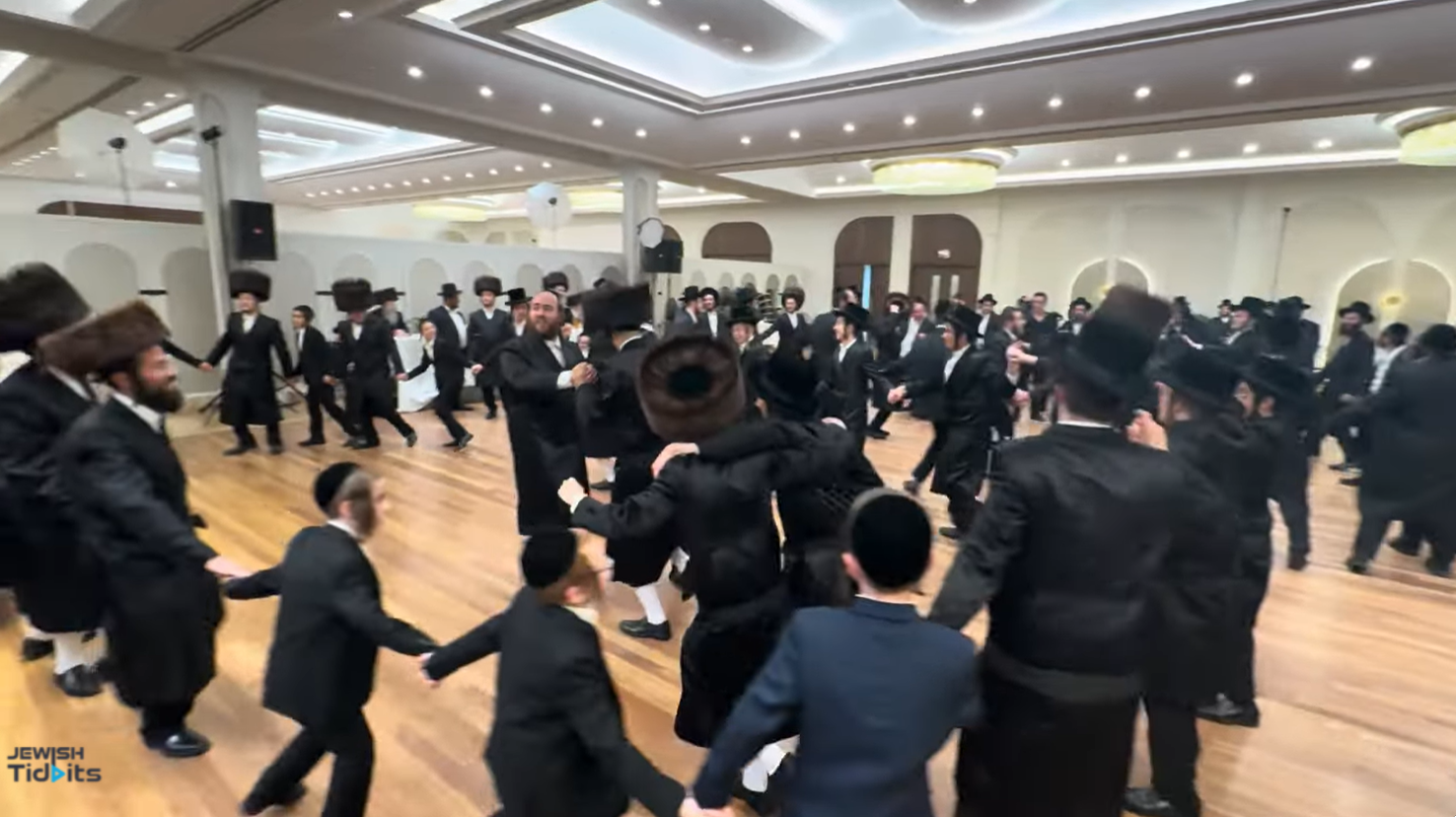 Moshe Hammer on keys & Kalmy Schwartz & Hit & Second Dance