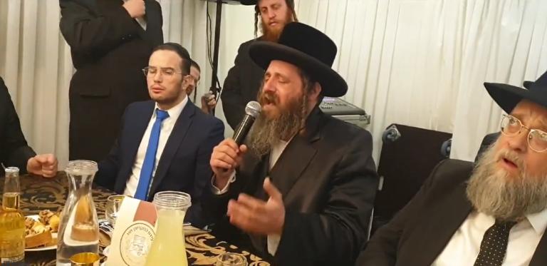 Pittsburgh Rebbe Sings Lemikdosheich Tuv