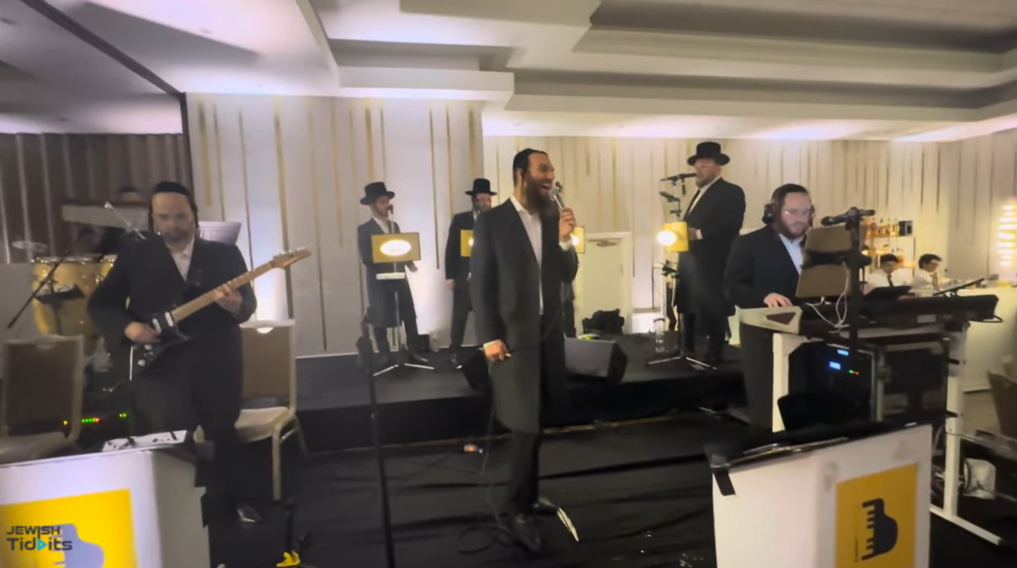 Avrumi Berko on keys & Beri Waber & Hit Second dance