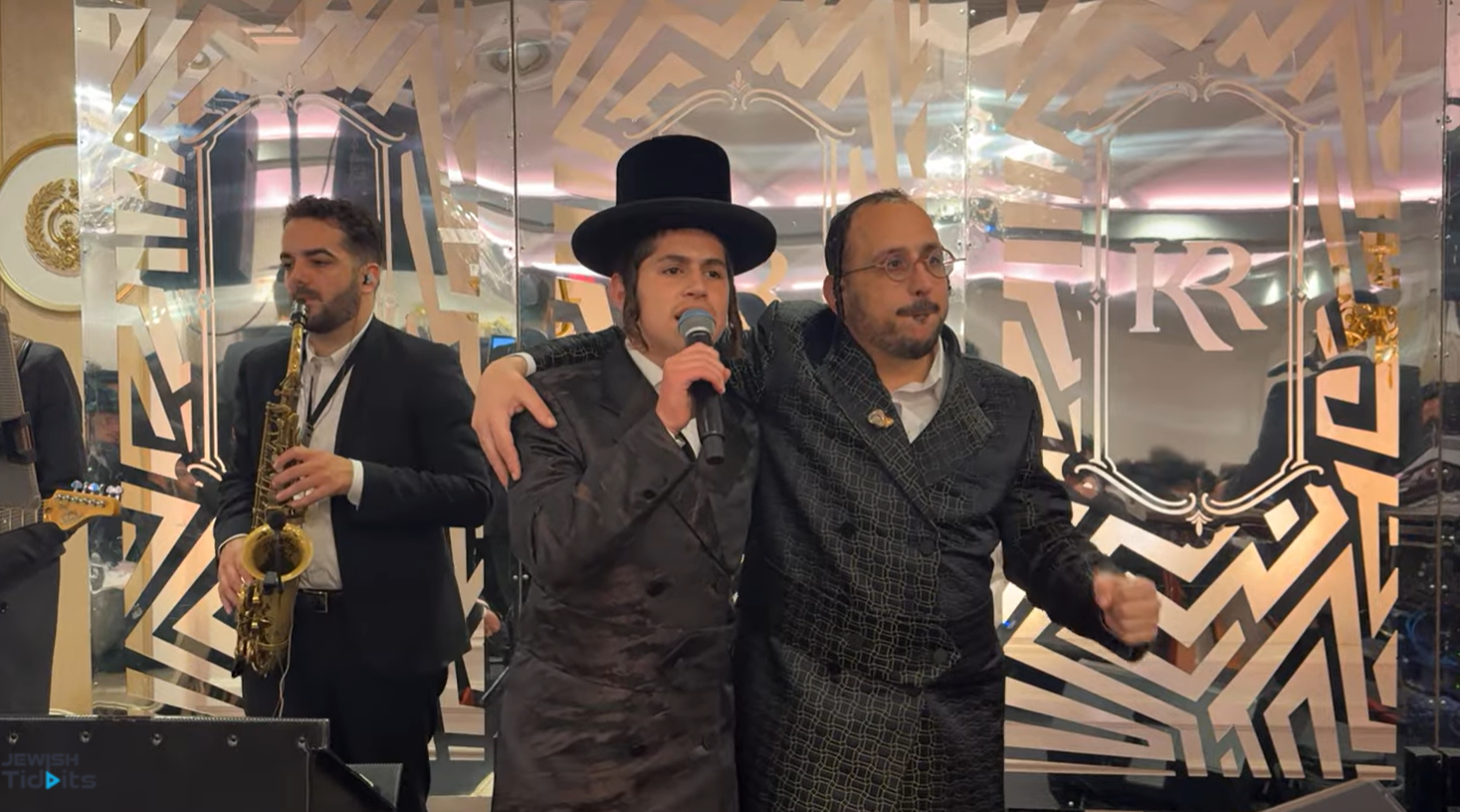 Yossi Shtendig on keys & Lipa Schmeltzer @ Meilich