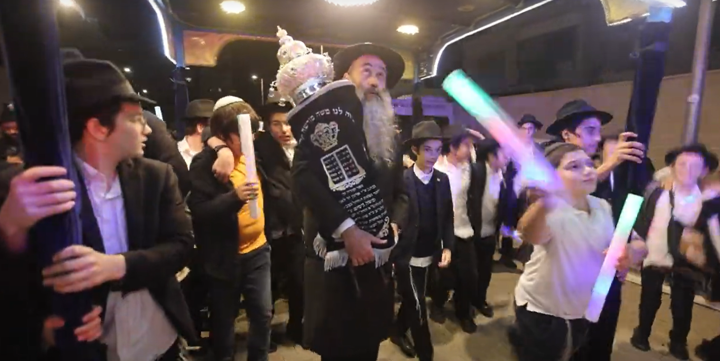 הכנסת ספר תורה להיכל ישיבת ת"ת לובאוויטש חבד בקרית מלאכי