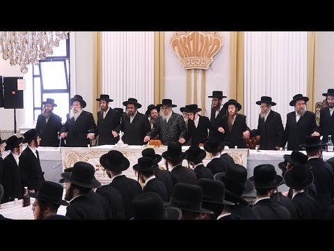 האדמו”ר מ’סאטמאר ביים מסיבת לחיים בהיכל המתיבתא לרגל די שידוך שליסן פונעם ערשטן אור אייניקל