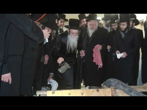 מעמד יציקות הבורות פאר מקווה טהרה פון האדמו”ר מ’סקולען ווילאמסבורג