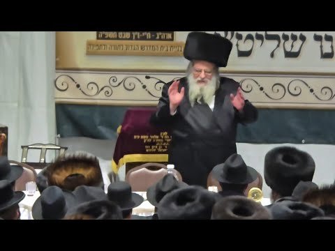 טיש שלש סעודות ב’שאטער’ במחיצת ראש הישיבה הגאון ר’ שאול אלתר שליט”א, בחצר ביה”ח פני מנחם לעיקוואד