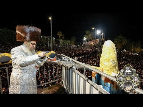 האדמו”ר מ’סאטמאר ביים מעמד הדלקה מוצש”ק תולדות און אתרא קדישא מירון