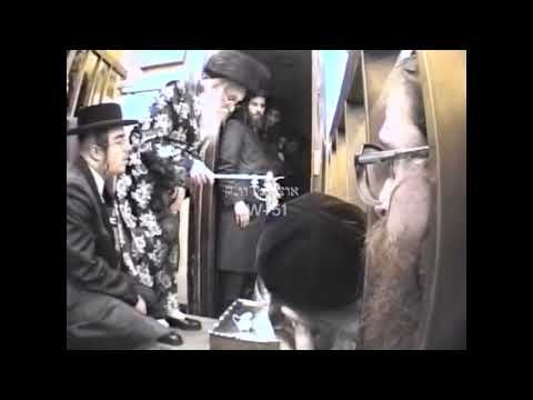 הדלקת נר חנוכה – תשנ”ט – בעל ברך משה מסאטמאר זי”ע | Menorah Lighting in 1999 With the Satmar Rebbe the Beirech Moshe Zt”l