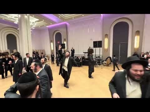 Moshe Stolzberg on Keys, Shloimy Zalmen Perl on the Mic – Live Wedding Dance
